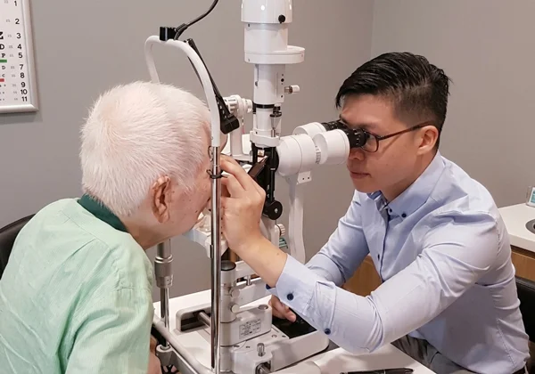 眼科医生进行早期青光眼与眼底疾病检查